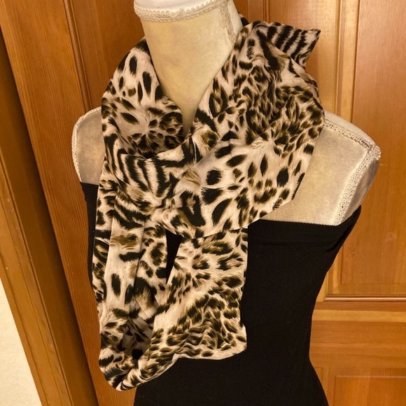 Lavishly Paris Luxury Leopard Print Infinity Scarf - Picture 5 of 8